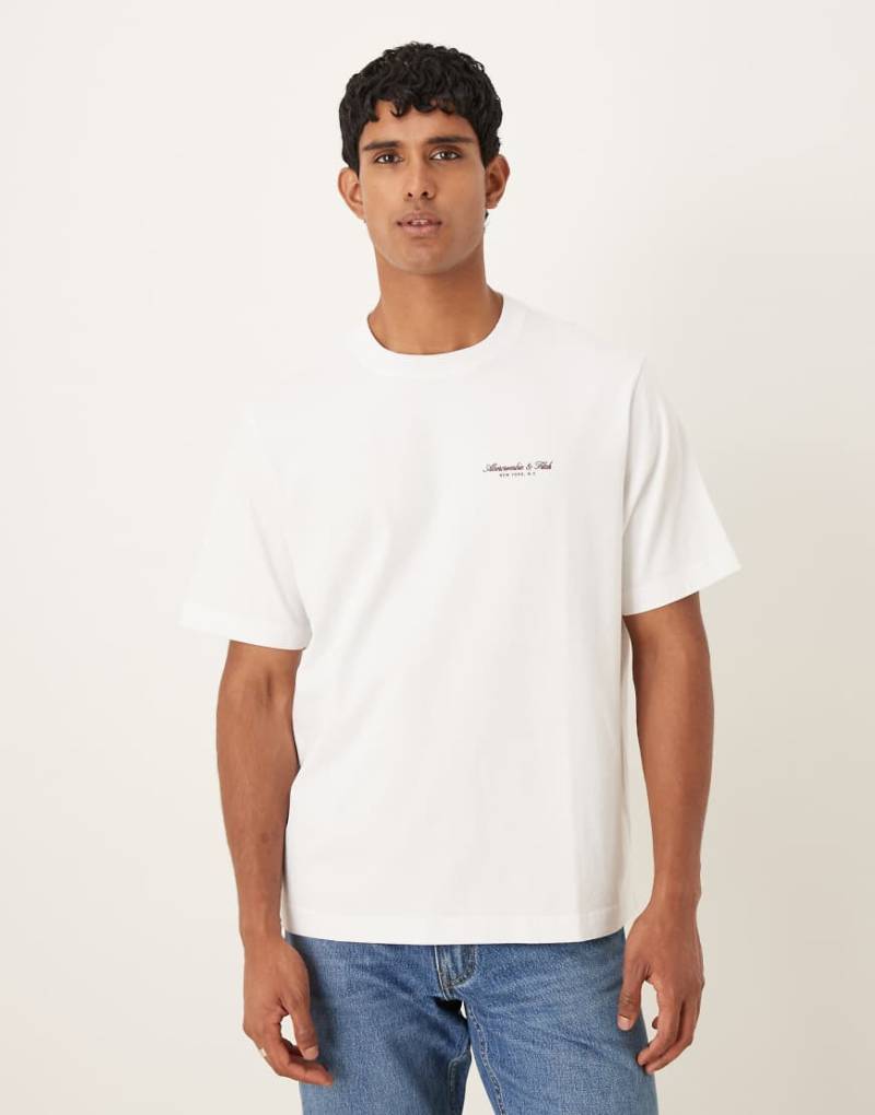 Abercrombie & Fitch - Kurzärmliges Premium-T-Shirt in Weiß mit Logo auf der Brust von Abercrombie & Fitch