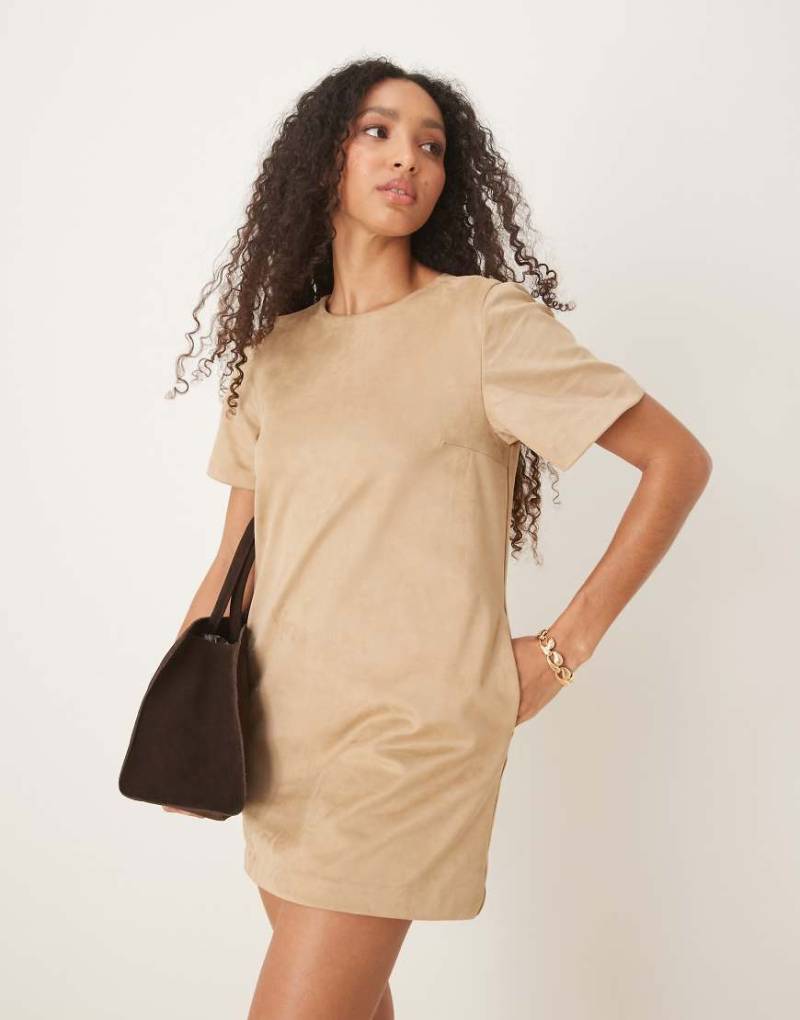 Abercrombie & Fitch - Kurzärmliges T-Shirt-Minikleid aus Wildleder in Hellbraun mit Rundhalsausschnitt von Abercrombie & Fitch