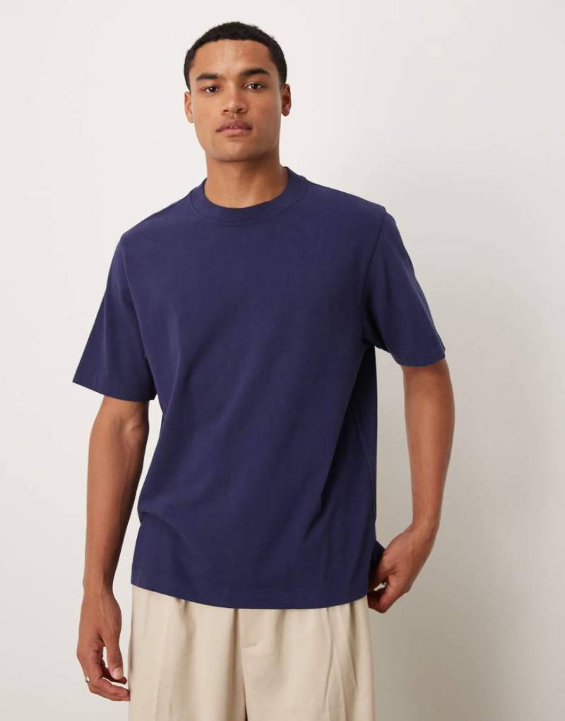 Abercrombie & Fitch - Kurzärmliges T-Shirt aus hochwertigem, schwerem Material in Marineblau Abercrombie & Fitch - Kurzärmliges T-Shirt aus hochwertigem, schwerem Material in Marineblau von Abercrombie & Fitch