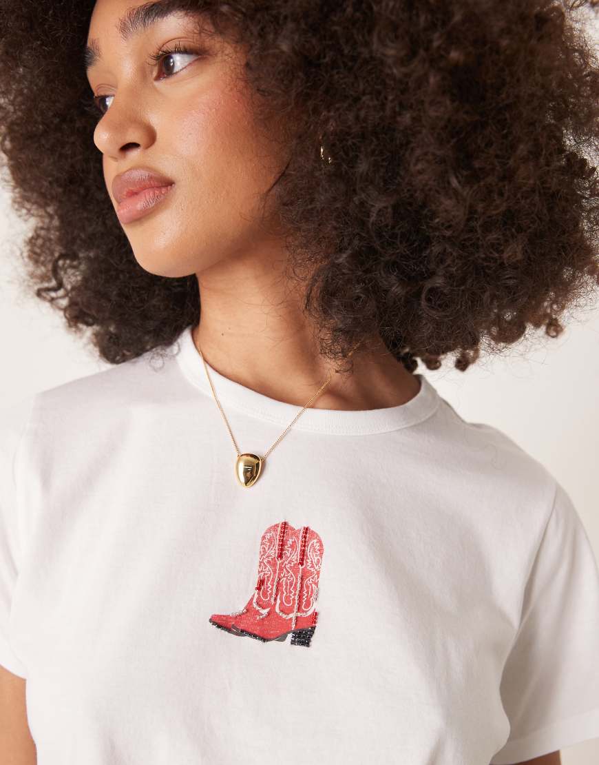 Abercrombie & Fitch - Kurzärmliges T-Shirt in Weiß mit körpernahem Schnitt und rotem Stiefel-Print von Abercrombie & Fitch