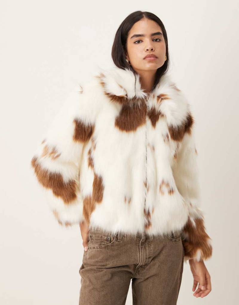 Abercrombie & Fitch - Kurze Kunstpelzjacke mit Kuhfellmuster-Bunt von Abercrombie & Fitch