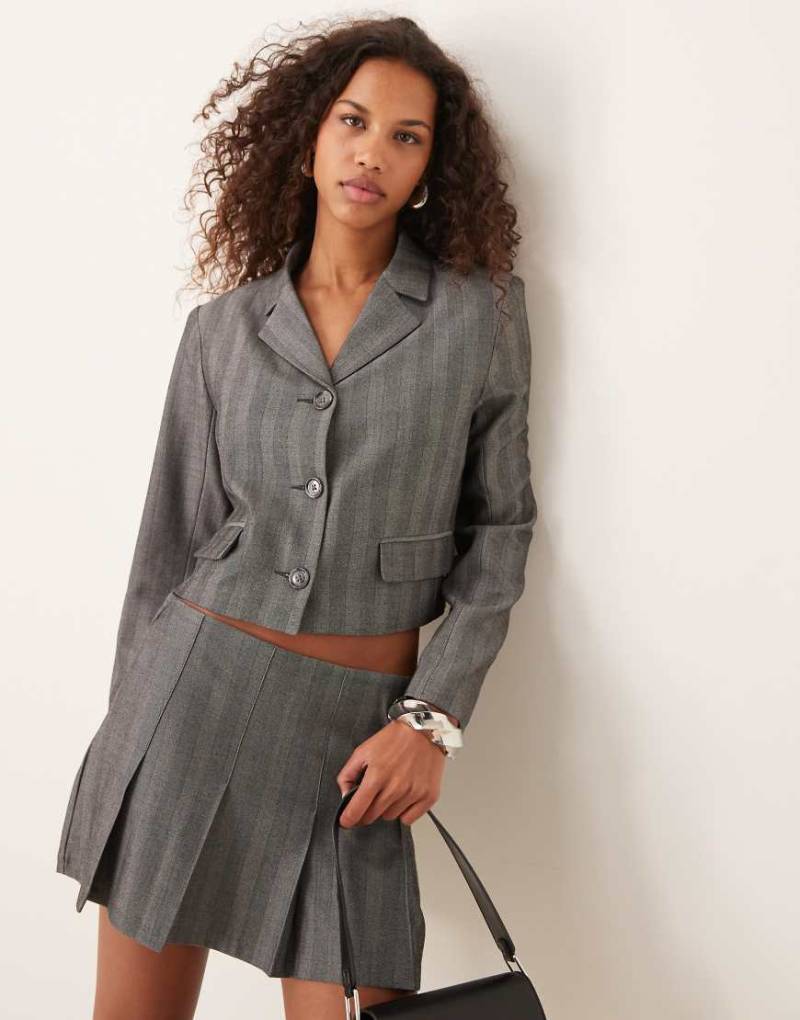 Abercrombie & Fitch - Kurzer Blazer in gestreiftem Grau mit Fischgrätmuster, Kombiteil von Abercrombie & Fitch