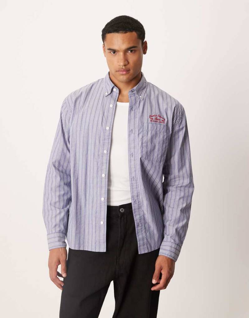 Abercrombie & Fitch - Langärmliges, gestreiftes Hemd in Blau mit Preppy-Brust-Grafik-Weiß von Abercrombie & Fitch