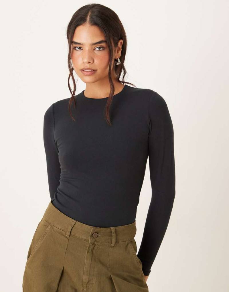 Abercrombie & Fitch - Langärmliges, knapp geschnittenes T-Shirt in Schwarz von Abercrombie & Fitch