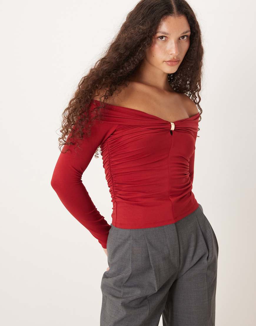 Abercrombie & Fitch - Langärmliges, schulterfreies Oberteil in Rot mit Metalldetail von Abercrombie & Fitch