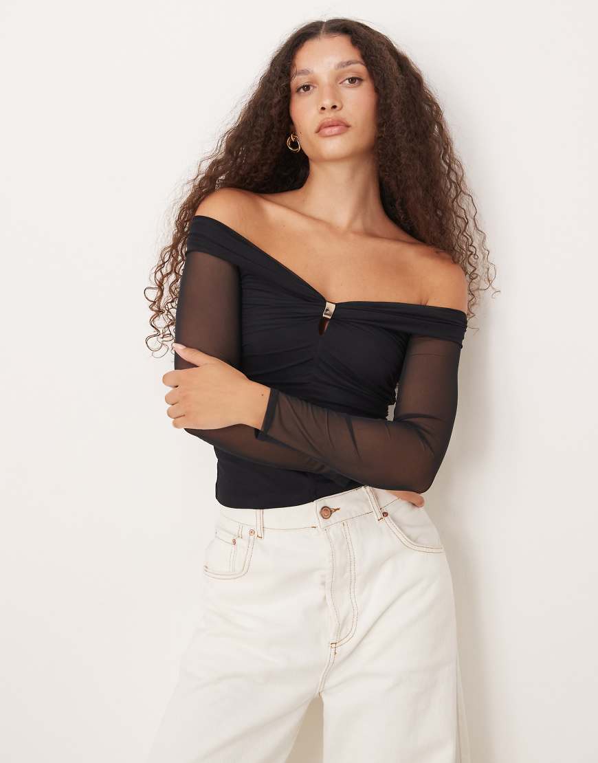 Abercrombie & Fitch - Langärmliges, schulterfreies Oberteil in Schwarz mit Metalldetail Abercrombie & Fitch - Langärmliges, schulterfreies Oberteil in Schwarz mit Metalldetail von Abercrombie & Fitch