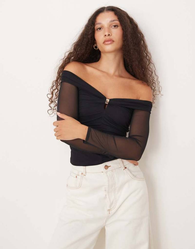 Abercrombie & Fitch - Langärmliges, schulterfreies Oberteil in Schwarz mit Metalldetail Abercrombie & Fitch - Langärmliges, schulterfreies Oberteil in Schwarz mit Metalldetail von Abercrombie & Fitch