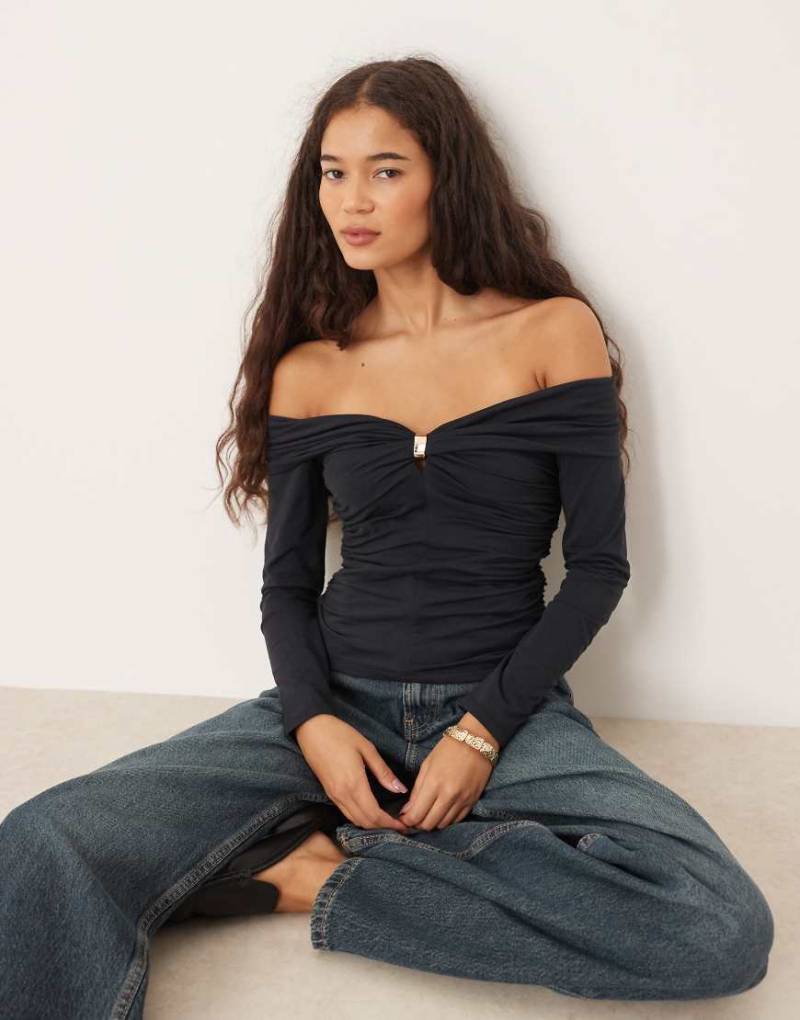 Abercrombie & Fitch - Langärmliges, schulterfreies Oberteil in Schwarz mit Metalldetails von Abercrombie & Fitch