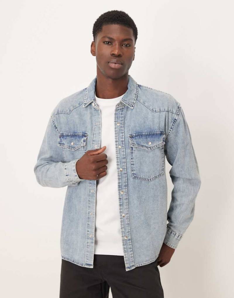 Abercrombie & Fitch - Langärmliges Jeanshemd in verwaschenem Hellblau Abercrombie & Fitch - Langärmliges Jeanshemd in verwaschenem Hellblau von Abercrombie & Fitch