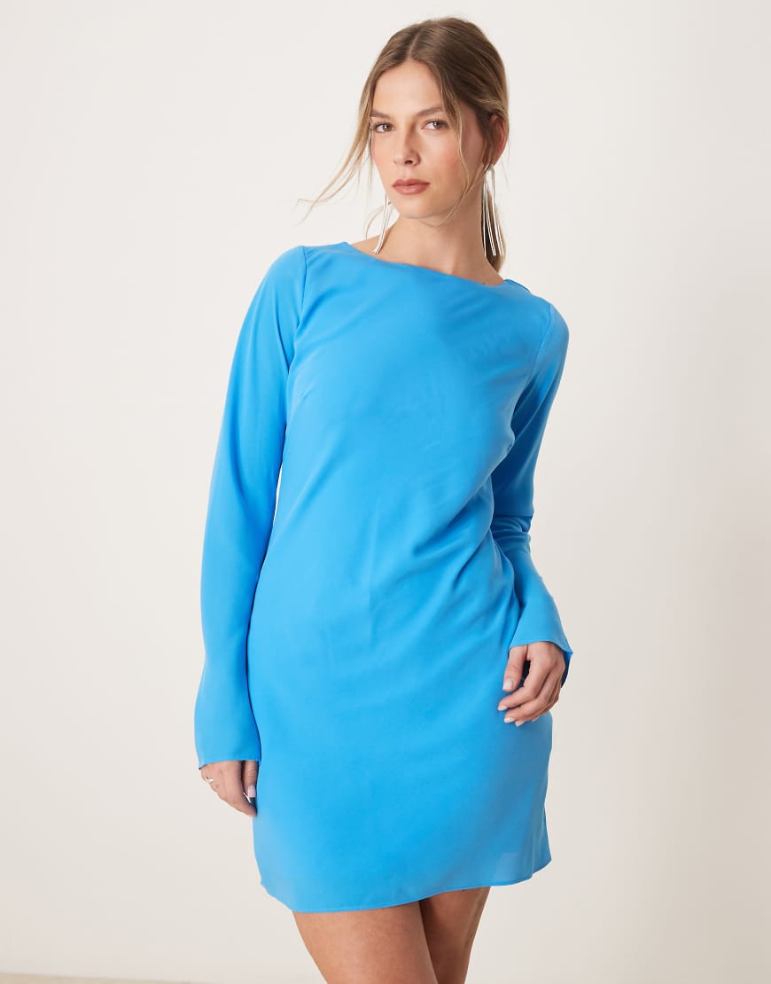 Abercrombie & Fitch - Langärmliges Minikleid in Blau mit asymmetrischem Saum und U-Boot-Ausschnitt Abercrombie & Fitch - Langärmliges Minikleid in Blau mit asymmetrischem Saum und U-Boot-Ausschnitt von Abercrombie & Fitch