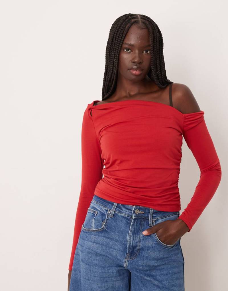 Abercrombie & Fitch - Langärmliges Oberteil in Burgunderrot mit verdrehtem, asymmetrischem Design von Abercrombie & Fitch