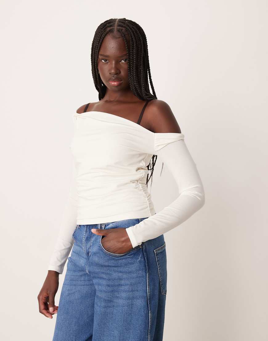 Abercrombie & Fitch - Langärmliges Oberteil in Cremeweiß mit verdrehtem, asymmetrischem Design von Abercrombie & Fitch