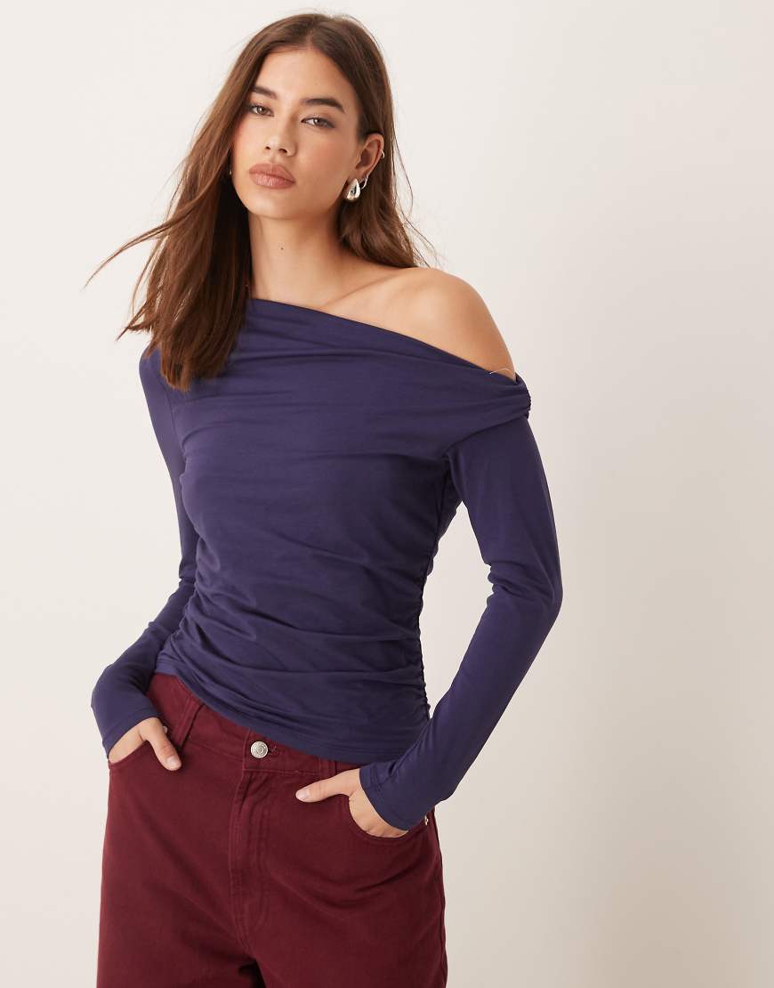 Abercrombie & Fitch - Langärmliges Oberteil in Marineblau mit asymmetrischem Off-Shoulder-Schnitt Abercrombie & Fitch - Langärmliges Oberteil in Marineblau mit asymmetrischem Off-Shoulder-Schnitt von Abercrombie & Fitch