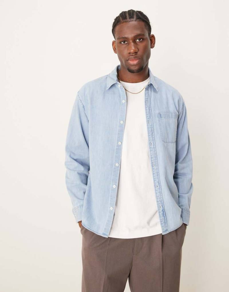 Abercrombie & Fitch - Langärmliges cropped Western-Jeanshemd in blauer Waschung von Abercrombie & Fitch