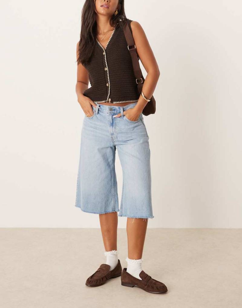 Abercrombie & Fitch - Lange Jorts in hellblauer Waschung mit mittelhohem Bund von Abercrombie & Fitch