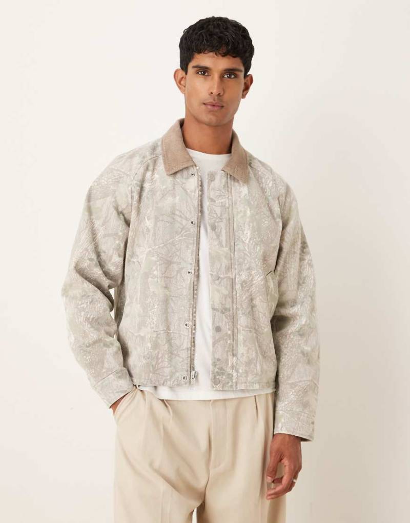 Abercrombie & Fitch - Leichte Cropped-Barnjacke mit Military-Muster-Grün von Abercrombie & Fitch