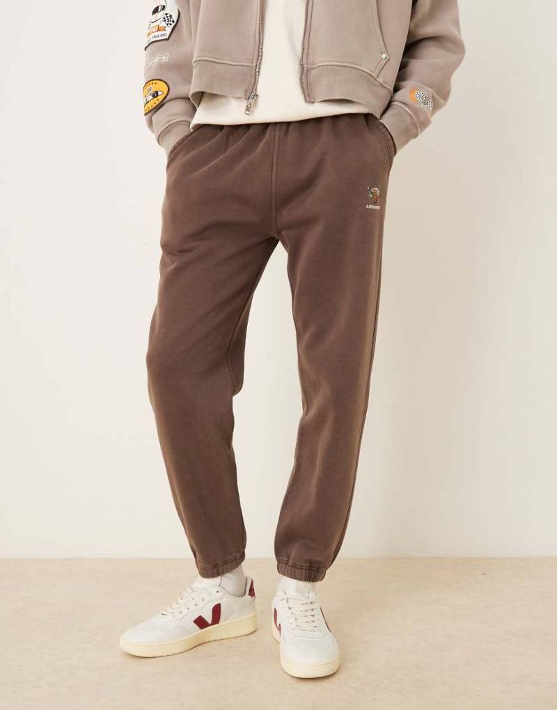 Abercrombie & Fitch - Locker geschnittene Hose in Braun mit Logo und Raffung-Brown Abercrombie & Fitch - Locker geschnittene Hose in Braun mit Logo und Raffung-Brown von Abercrombie & Fitch