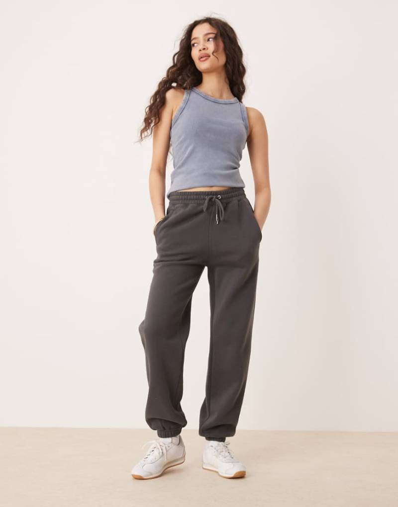 Abercrombie & Fitch - Locker geschnittene Jogginghose in Anthrazit mit Bündchen und hohem Bund-Grau von Abercrombie & Fitch