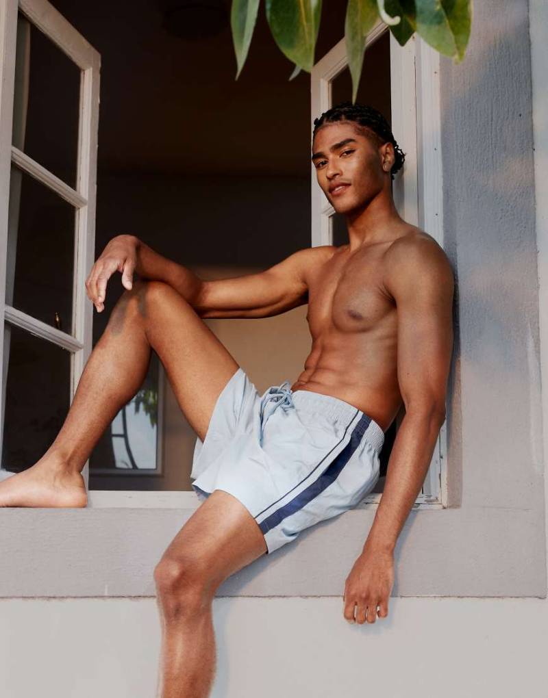 Abercrombie & Fitch - Locker geschnittene Shorts in Marineblau mit Kontrast-Seitenstreifen von Abercrombie & Fitch