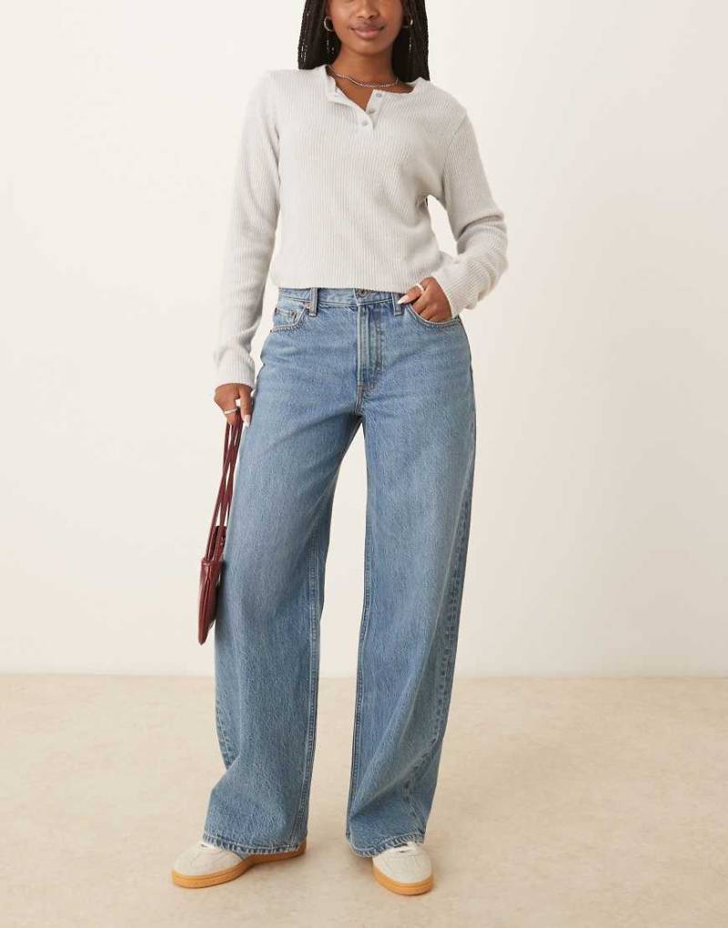 Abercrombie & Fitch - Loose-Fit-Jeans in heller Waschung mit hohem Bund-Blau von Abercrombie & Fitch
