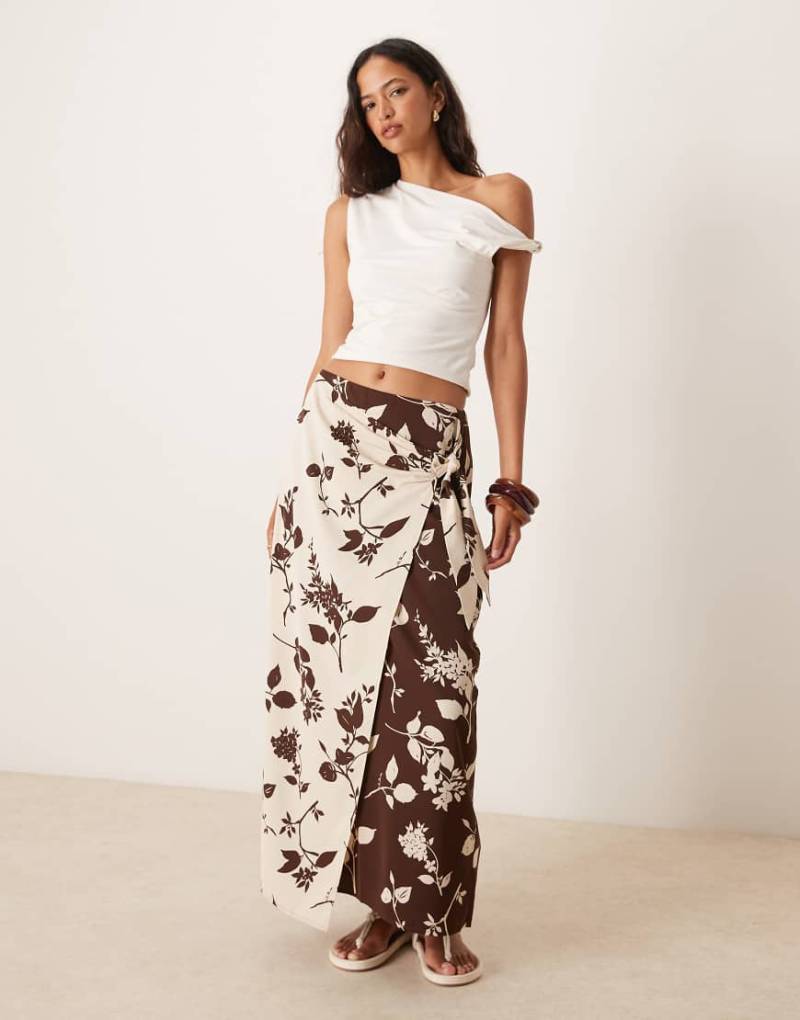 Abercrombie & Fitch - Maxi-Wickelrock in Braun mit Knotendetail und Blumenmuster von Abercrombie & Fitch