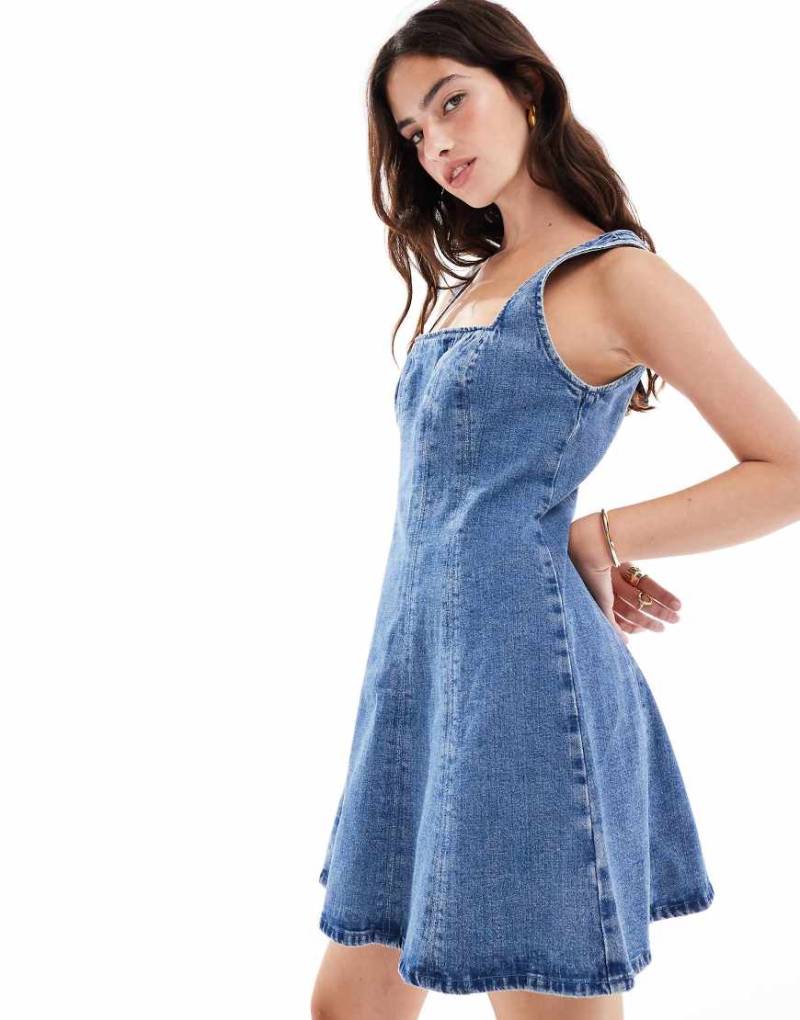 Abercrombie & Fitch - Mini-Jeanskleid in mittelblauer Waschung von Abercrombie & Fitch