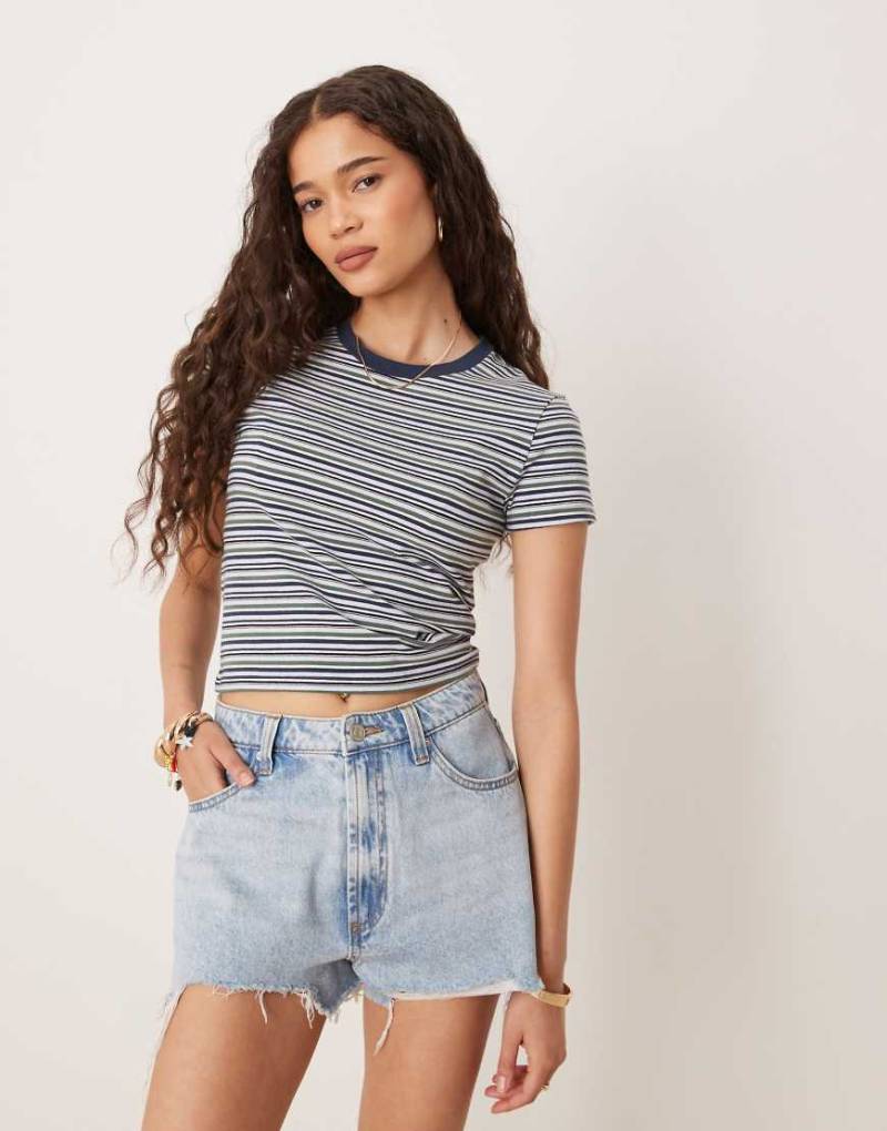 Abercrombie & Fitch - Nahtloses Cropped-T-Shirt in gestreiftem Marineblau mit knappem Schnitt von Abercrombie & Fitch