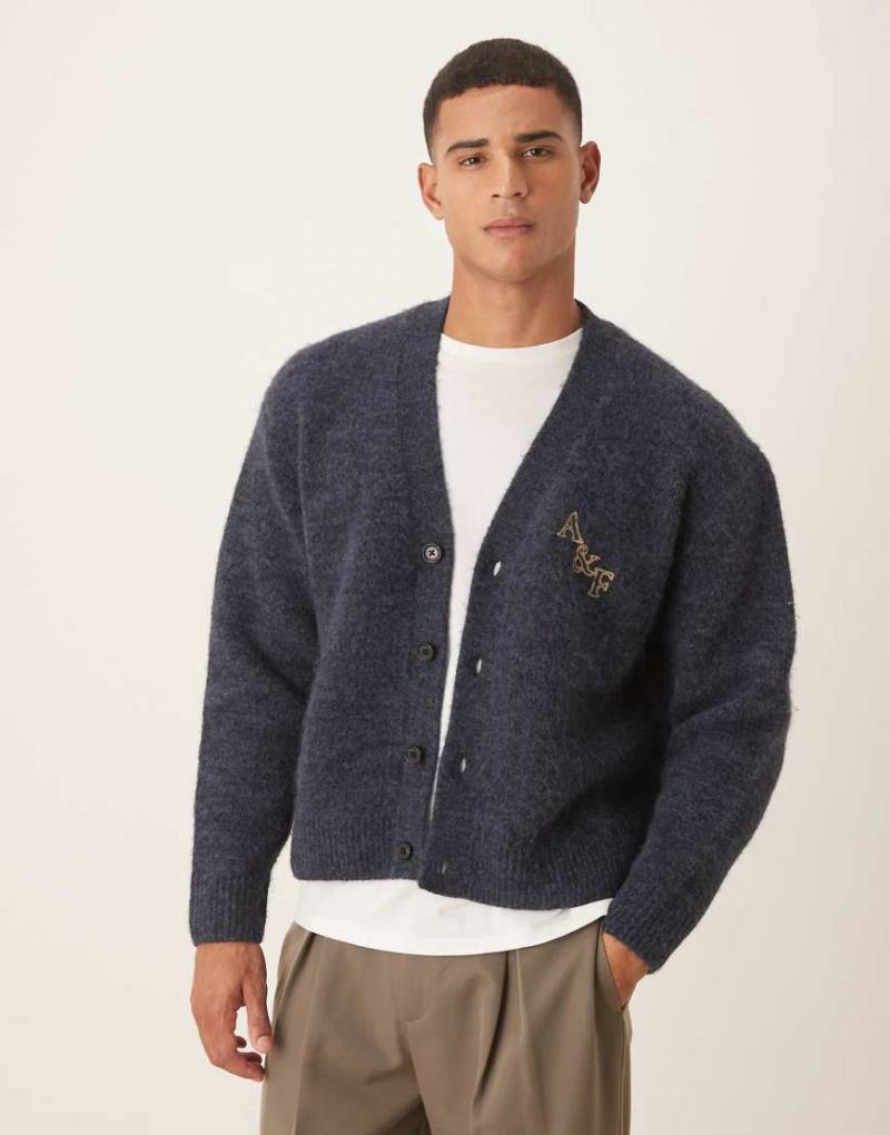 Abercrombie & Fitch - Oversize-Strickjacke in Marineblau mit Logo von Abercrombie & Fitch