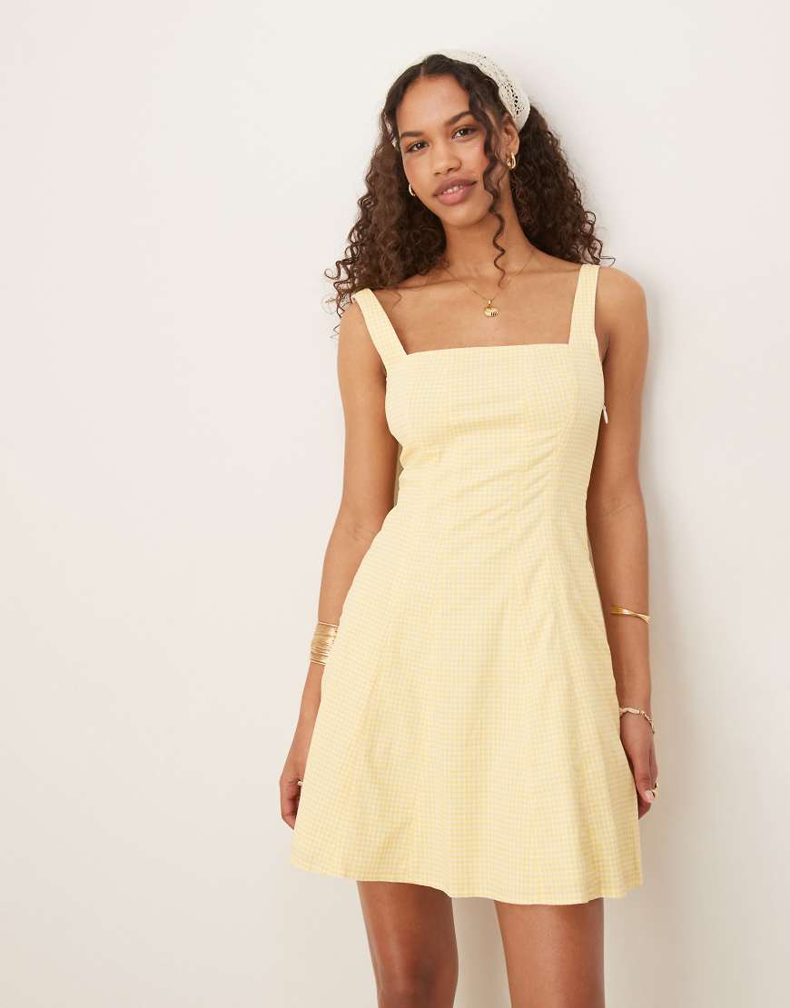 Abercrombie & Fitch - Plissiertes Skort-Minikleid in A-Linie mit gelben Vichy-Karos und eckigem Ausschnitt Abercrombie & Fitch - Plissiertes Skort-Minikleid in A-Linie mit gelben Vichy-Karos und eckigem Ausschnitt von Abercrombie & Fitch