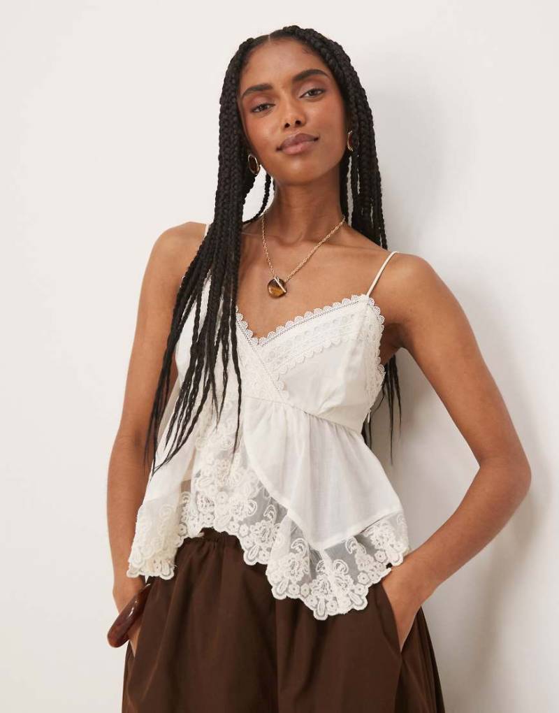 Abercrombie & Fitch - Premium - Besticktes Babydoll-Oberteil in Weiß von Abercrombie & Fitch