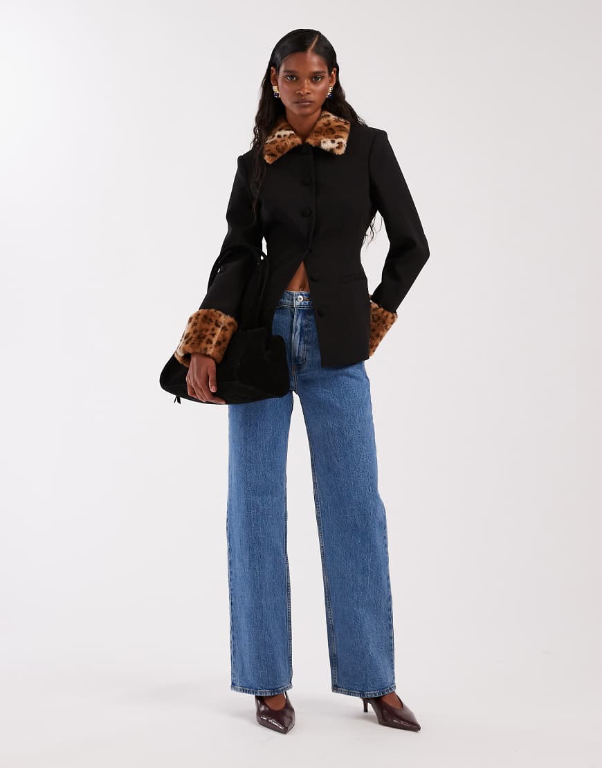 Abercrombie & Fitch - Relaxed-Fit-Jeans im 90er-Stil in mittelblauer Waschung mit hohem Bund von Abercrombie & Fitch