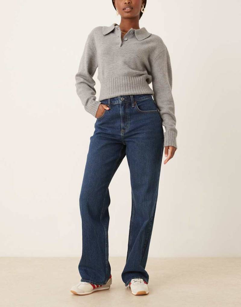 Abercrombie & Fitch - Relaxed-Fit-Jeans im 90er-Stil in mittelblauer Waschung mit hohem Bund von Abercrombie & Fitch