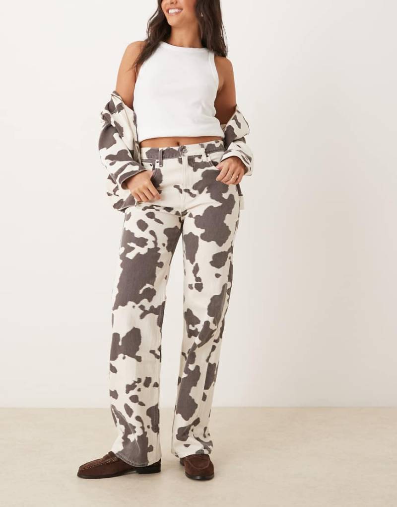 Abercrombie & Fitch - Relaxed-Fit-Jeans im 90er-Stil mit Kuhmuster und mittelhohem Bund-Bunt von Abercrombie & Fitch