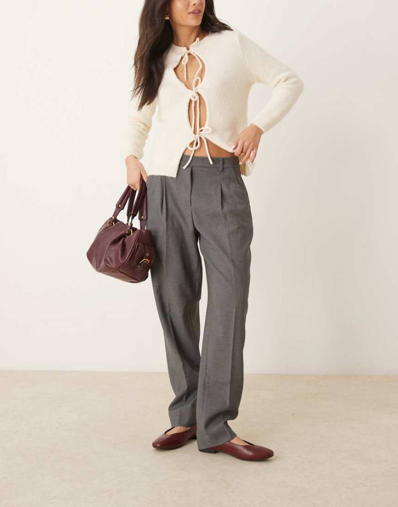 Abercrombie & Fitch - Schmal zulaufende Hose in Anthrazit mit hohem Bund-Grau von Abercrombie & Fitch