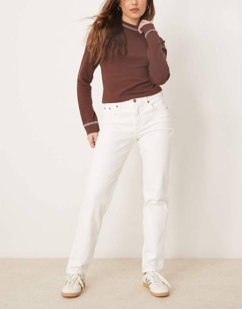 Abercrombie & Fitch - Straight Jeans in Weiß mit mittelhohem Bund Abercrombie & Fitch - Straight Jeans in Weiß mit mittelhohem Bund von Abercrombie & Fitch