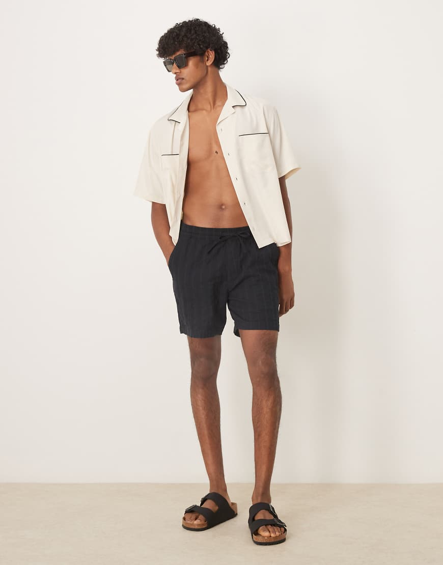 Abercrombie & Fitch - Strukturierte Shorts aus Leinen-Mix in Schwarz mit Tunnelzug, 6 Zoll Schrittlänge Abercrombie & Fitch - Strukturierte Shorts aus Leinen-Mix in Schwarz mit Tunnelzug, 6 Zoll Schrittlänge von Abercrombie & Fitch