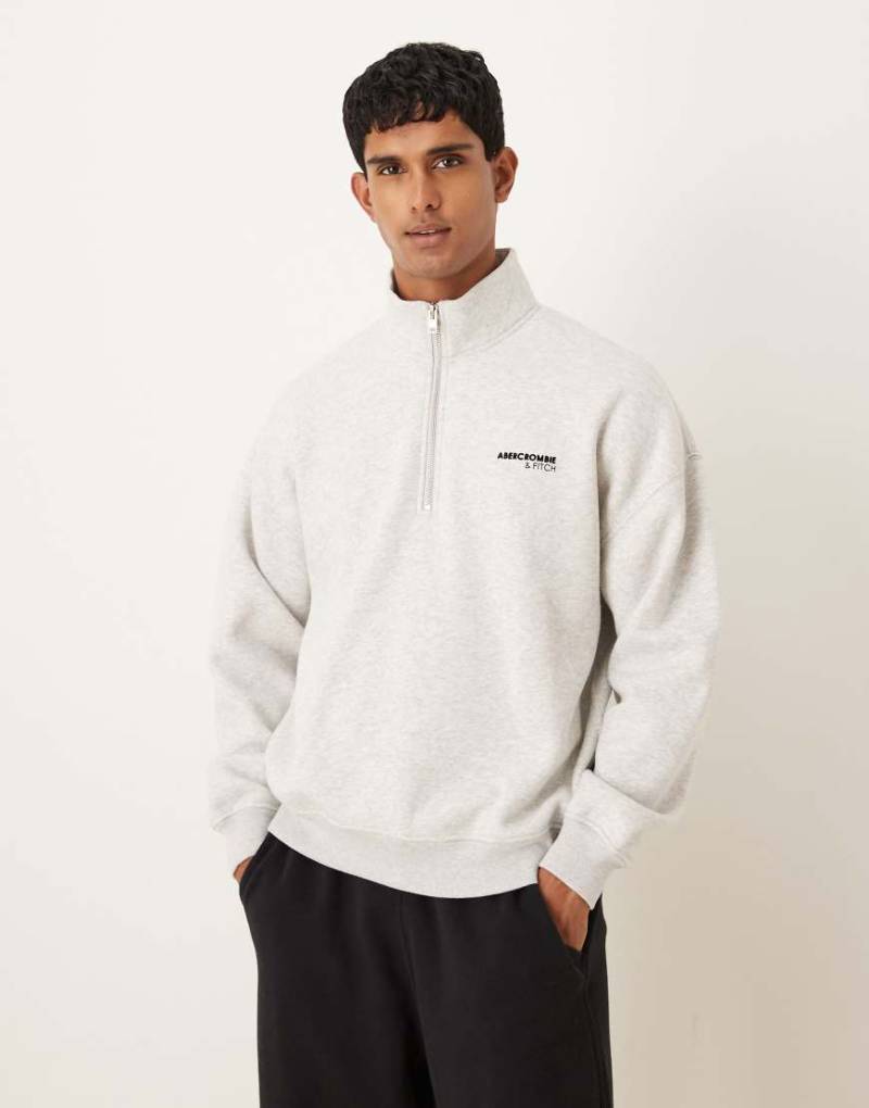Abercrombie & Fitch - Sweatshirt in Grau mit Brust-Logo und kurzem Reißverschluss von Abercrombie & Fitch