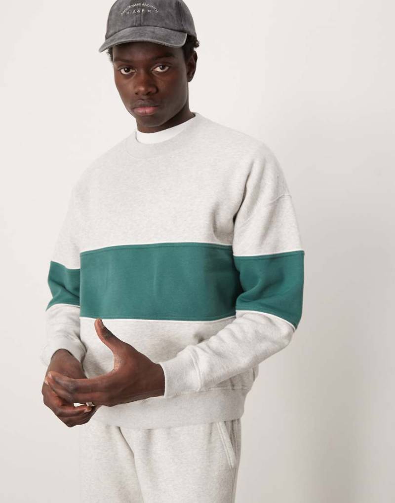 Abercrombie & Fitch - Sweatshirt in Grau mit Print und Rundhalsausschnitt von Abercrombie & Fitch