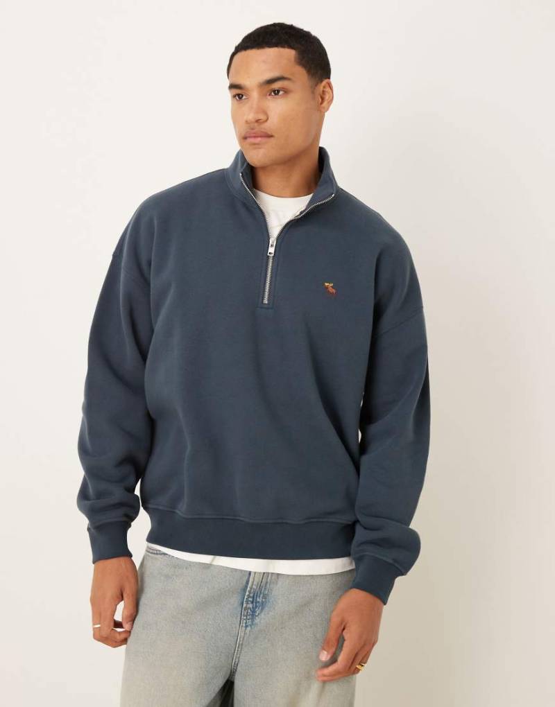 Abercrombie & Fitch - Sweatshirt in Marineblau mit Logo auf der Brust und kurzem Reißverschluss von Abercrombie & Fitch
