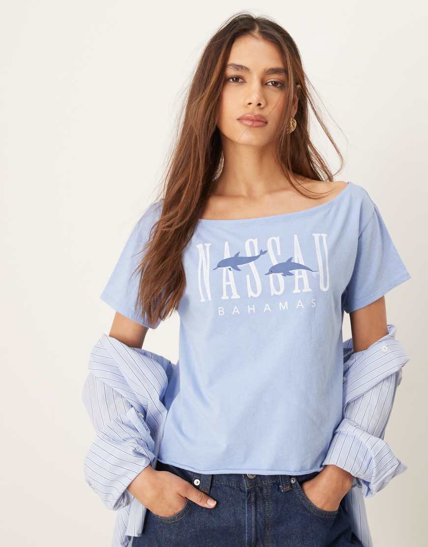 Hollister - T-Shirt in Blau mit Nassau-Print und U-Boot-Ausschnitt Hollister - T-Shirt in Blau mit Nassau-Print und U-Boot-Ausschnitt von Hollister