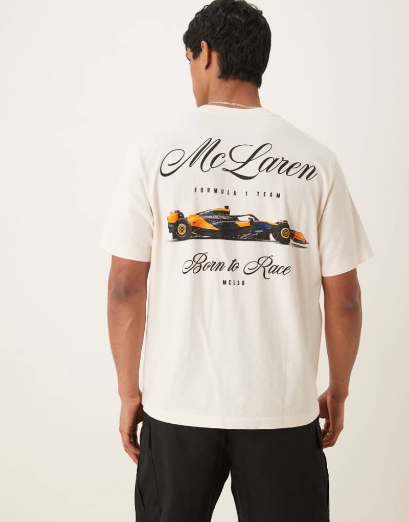 Abercrombie & Fitch - T-Shirt in Cremeweiß mit „McLaren"-Rückenprint von Abercrombie & Fitch
