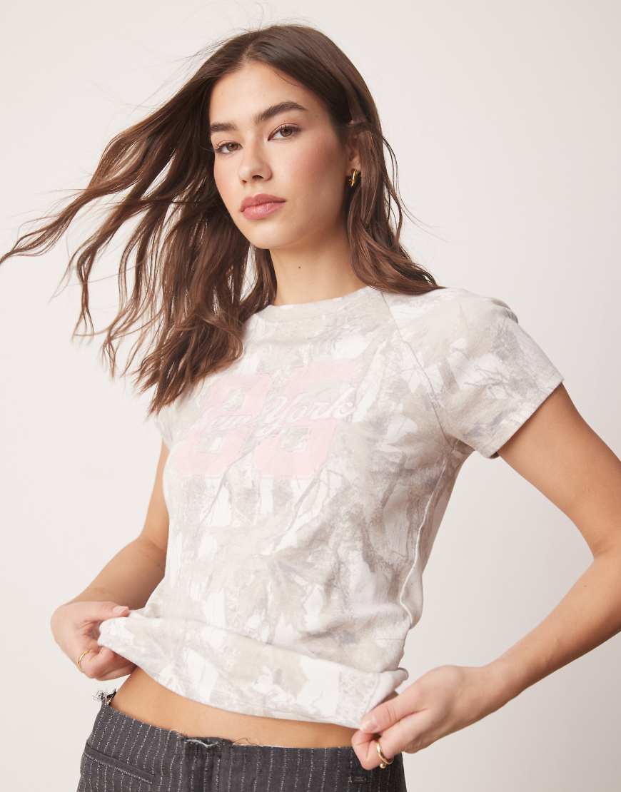 Hollister - Raglan-T-Shirt mit Tarnmuster in Grau und Brustprint Hollister - Raglan-T-Shirt mit Tarnmuster in Grau und Brustprint von Hollister