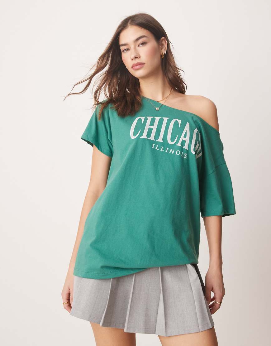 Hollister - T-Shirt in Grün mit „Chicago"-Print und U-Boot-Ausschnitt Hollister - T-Shirt in Grün mit „Chicago"-Print und U-Boot-Ausschnitt von Hollister