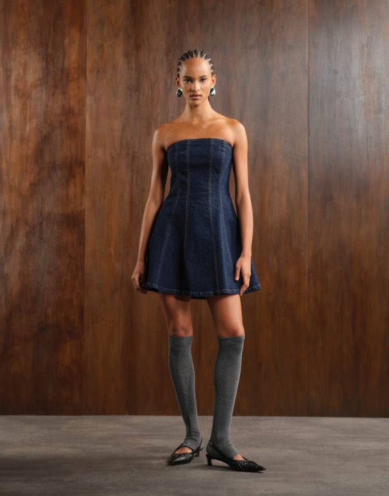 Abercrombie & Fitch - Trägerloses Mini-Jeanskleid in Indigoblau mit A-Linien-Schnitt von Abercrombie & Fitch