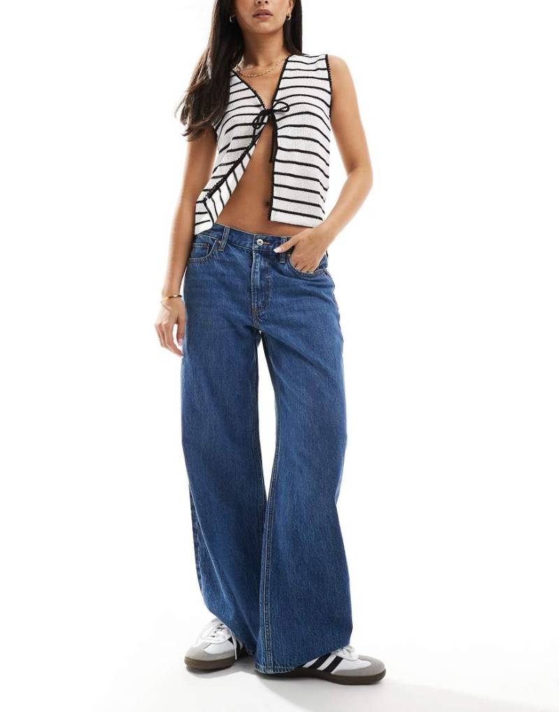Abercrombie & Fitch - Ultraweite Jeans in Mittelblau mit niedrigem Bund von Abercrombie & Fitch