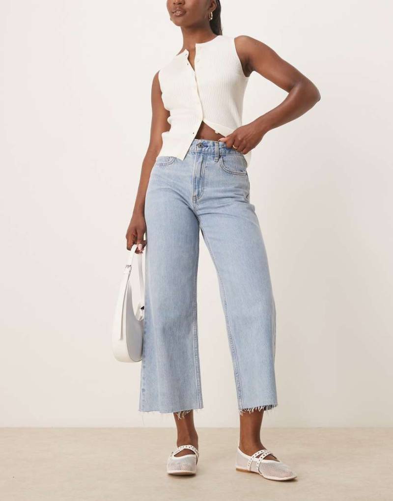 Abercrombie & Fitch - Verkürzte Jeans in mittelblauer Waschung mit weitem Bein und unversäubertem Saum von Abercrombie & Fitch