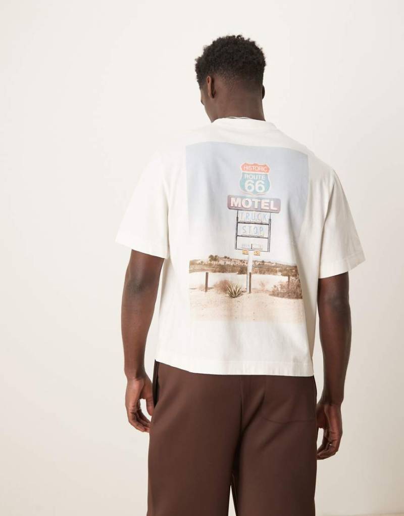 Abercrombie & Fitch - Verkürztes T-Shirt in Weiß mit Motivprint hinten von Abercrombie & Fitch