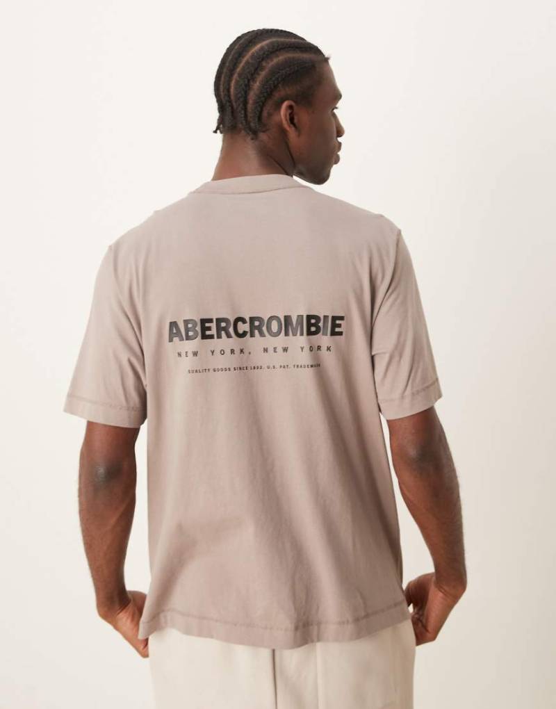 Abercrombie & Fitch - Vintage-T-Shirt in Braun mit Oversize-Schnitt und Logoprint in der Mitte und auf dem Rücken von Abercrombie & Fitch