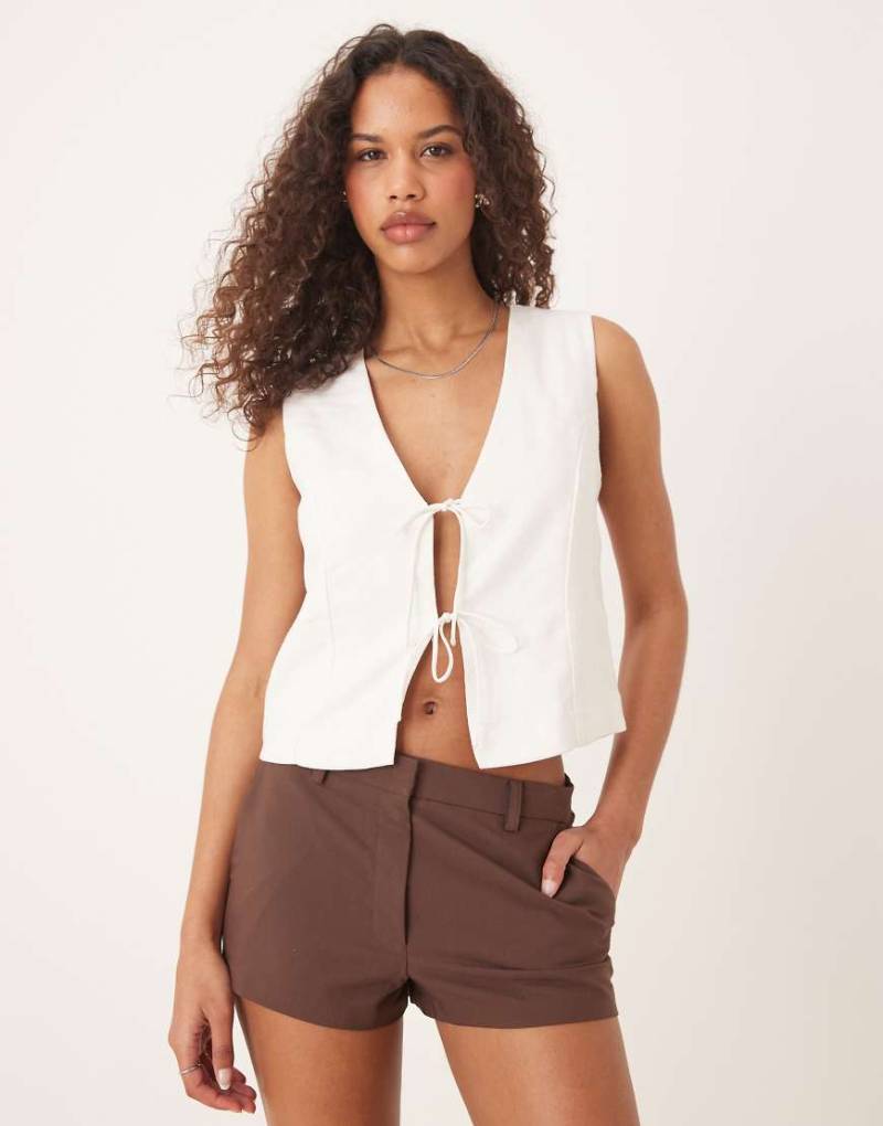 Abercrombie & Fitch - Vorn gebundenes Trägertop in Weiß von Abercrombie & Fitch