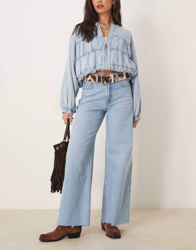 Abercrombie & Fitch - Weit geschnittene Jeans in hellblauer Waschung mit hohem Bund-Marineblau von Abercrombie & Fitch